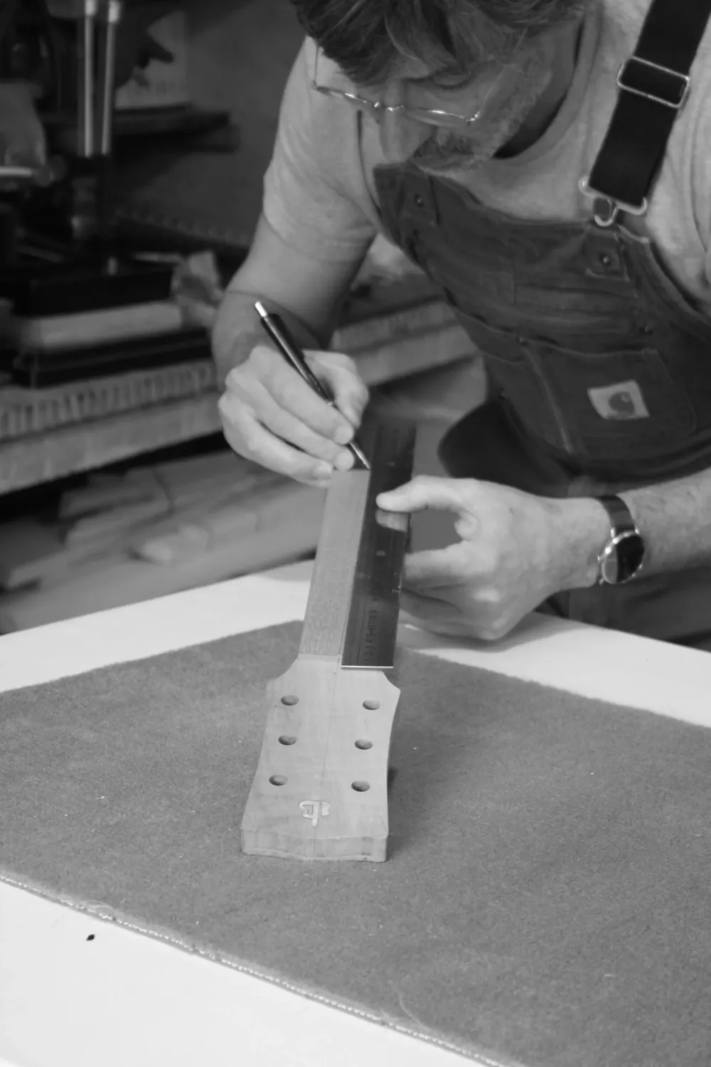 Luthier au travail